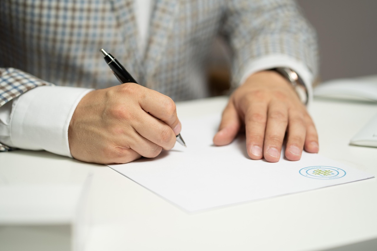 Professional signing estate distribution planning documents